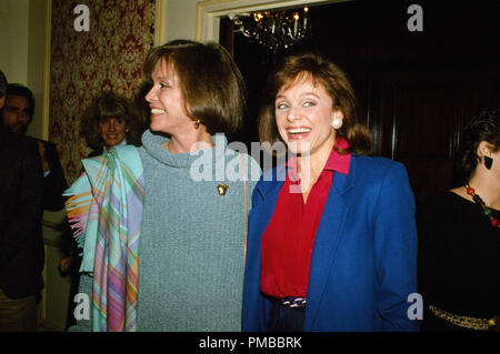 Valerie Harper and Mary Tyler Moore attend the Hollywood Women's Press Club's 45th Annual Golden Apple Awards on December 8, 1985 at Beverly Wilshire Hotel in Beverly Hills, California. © JRC /The Hollywood Archive - All Rights Reserved  File Reference # 32914 393JRC Stock Photo