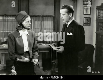 The Big Sleep (Warner Brothers, 1946). French Grande - Le Grand Sommeil  feat Humphrey Bogart and Lauren Bacall Stock Photo - Alamy