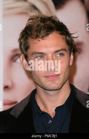 Closer Premiere 11-22-2004 Jude Law Photo by Joseph Martinez / PictureLux  File Reference # 22014 0085-picturelux  For Editorial Use Only - All Rights Reserved Stock Photo