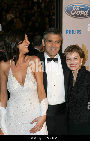 Lisa Snowden, George Clooney, Nina Warren 12/08/04 "Ocean's Twelve