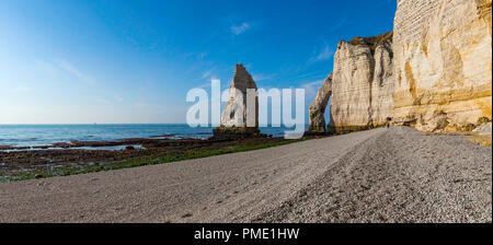 Etretat: cliffs along the 'Cote d'Albatre' (Norman coast), in the area called 'pays de Caux', a natural region in northern France. “L'Aiguille” (the N Stock Photo