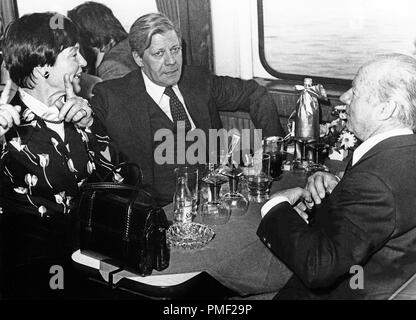 Bundeskanzler Helmut Schmidt mit Ehefrau Loki beim 75. Geburtstag von Heinz Rühmann (rechts) in Hamburg, Deutschland 1977. Chancellor Helmut Schmidt and his wife Loki at the 75th birthday of German actor Heinz Ruehmann (right) at Hamburg, Germany 1977. Stock Photo