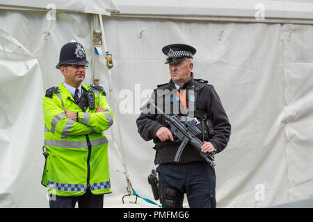 Armed police officer outside the Houses of Parliament showing Big Ben ...