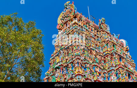 MEENAKSHI TEMPLE MADURAI TAMIL NADU INDIA MYRIAD PEOPLE AND GODS MANY COLOURED STATUES ON A TEMPLE TOWER Stock Photo