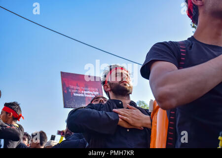 Kashmiri Shia Muslims seen holding flags during the procession. 7th day ...
