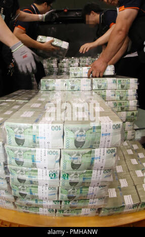 19th Sep, 2018. Central bank supplies cash to meet holiday demand Employees move cash bundles out of the Bank of Korea in Seoul on Sept. 19, 2018, as the central bank releases a large amount of banknotes to commercial banks ahead of the Chuseok holiday, during which the demand for cash is usually high. The traditional holiday falls on Sept. 24 this year. Credit: Yonhap/Newcom/Alamy Live News