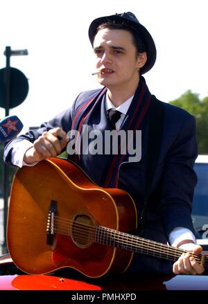 London. Pete Doherty, ex lead singer of the Liberteens arriving at Thames Magistrates Court to be sentanced for a charge concerning the posession of a four inch flick knife. The extrovert arrived in a friends car standing out the sunroof playing a guitar. In previous court appearences he has either not turned up or has been late.   Huckle/Landmark/MediaPunch Stock Photo