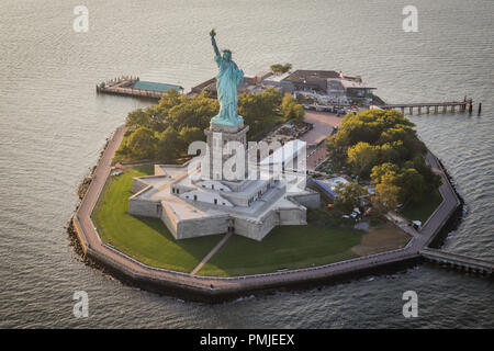 Aerial view of New York City's Statue of Liberty in the United States (Photo: Vanessa Carvalho / Brazil Photo Press) Stock Photo
