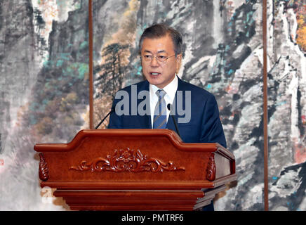 Pyeongyang, North Korea. 19th Sep, 2018. South Korean President MOON JAE-IN and North Korean leader KIM JONG-UN hold a joint press conference after their second round of summit talks at Paekhwawon State Guesthouse in Pyongyang. Kim reaffirmed his commitment to a nuclear-free Korean Peninsula and promised to visit Seoul. Moon said the two Koreas agreed on specific steps for denuclearization. Credit: ZUMA Press, Inc./Alamy Live News