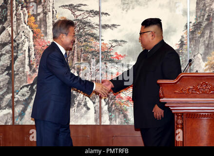 Pyeongyang, North Korea. 19th Sep, 2018. South Korean President MOON JAE-IN and North Korean leader KIM JONG-UN hold a joint press conference after their second round of summit talks at Paekhwawon State Guesthouse in Pyongyang. Kim reaffirmed his commitment to a nuclear-free Korean Peninsula and promised to visit Seoul. Moon said the two Koreas agreed on specific steps for denuclearization. Credit: ZUMA Press, Inc./Alamy Live News