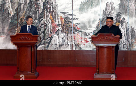 Pyeongyang, North Korea. 19th Sep, 2018. South Korean President MOON JAE-IN and North Korean leader KIM JONG-UN hold a joint press conference after their second round of summit talks at Paekhwawon State Guesthouse in Pyongyang. Kim reaffirmed his commitment to a nuclear-free Korean Peninsula and promised to visit Seoul. Moon said the two Koreas agreed on specific steps for denuclearization. Credit: ZUMA Press, Inc./Alamy Live News
