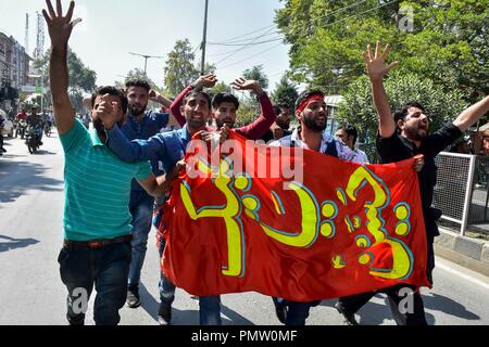 Srinagar, Kashmir, September 19, 2018 - Srinagar, J&K, India - Kashmiri Shiite Muslim devotees seen shouting religious slogans holding a banner during the religious procession.Police in Indian administered Kashmir imposed a curfew and other restrictions in Srinagar to prevent Shiite Muslims from taking part in Muharram procession. Muharram is a month of mourning in remembrance of the martyrdom of Imam Hussain, the grandson of Prophet Muhammed. Credit: Saqib Majeed/SOPA Images/ZUMA Wire/Alamy Live News Stock Photo