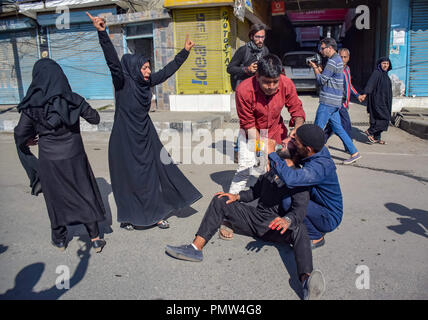 September 19, 2018 - Srinagar, Jammu & Kashmir, India - A Shitte Muslim youth seen injured and getting aid after the policeman hit him with the screw driver during the Muharram procession.Police in Indian administered Kashmir imposed a curfew and other restrictions in Srinagar to prevent Shiite Muslims from taking part in Muharram procession. Muharram is a month of mourning in remembrance of the martyrdom of Imam Hussain, the grandson of Prophet Muhammed. Credit: Idrees Abbas/SOPA Images/ZUMA Wire/Alamy Live News Stock Photo