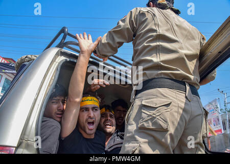 September 19, 2018 - Srinagar, Jammu & Kashmir, India - Kashmiri Shia Muslim youth seen shouting religious slogans inside a police vehicle as he is being detained for taking part in a religious procession.Police in Indian administered Kashmir imposed a curfew and other restrictions in Srinagar to prevent Shiite Muslims from taking part in Muharram procession. Muharram is a month of mourning in remembrance of the martyrdom of Imam Hussain, the grandson of Prophet Muhammed. Credit: Idrees Abbas/SOPA Images/ZUMA Wire/Alamy Live News Stock Photo