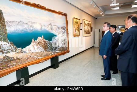 Inter-Korean Summit, Sep 19, 2018 : South Korean President Moon Jae-In visits the Mansudae Art Studio in Pyongyang, North Korea. North Korean leader Kim Jong-un announced his willingness to take additional steps towards eventual denuclearization during a summit with South Korean President Moon Jae-in who is visiting Pyongyang from Sep 18-20, local media reported. EDITORIAL USE ONLY Credit: Pyeongyang Press Corps/Pool/AFLO/Alamy Live News Stock Photo