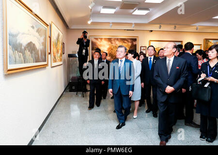 Inter-Korean Summit, Sep 19, 2018 : South Korean President Moon Jae-In and his wife Kim Jung-Sook visit the Mansudae Art Studio in Pyongyang, North Korea. North Korean leader Kim Jong-un announced his willingness to take additional steps towards eventual denuclearization during a summit with South Korean President Moon Jae-in who is visiting Pyongyang from Sep 18-20, local media reported. EDITORIAL USE ONLY Credit: Pyeongyang Press Corps/Pool/AFLO/Alamy Live News Stock Photo