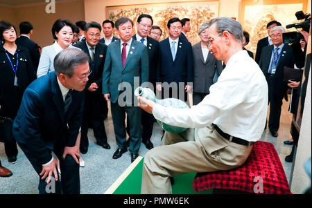 Inter-Korean Summit, Sep 19, 2018 : South Korean President Moon Jae-In and his wife Kim Jung-Sook look at a waxwork at the Mansudae Art Studio in Pyongyang, North Korea. North Korean leader Kim Jong-un announced his willingness to take additional steps towards eventual denuclearization during a summit with South Korean President Moon Jae-in who is visiting Pyongyang from Sep 18-20, local media reported. EDITORIAL USE ONLY Credit: Pyeongyang Press Corps/Pool/AFLO/Alamy Live News Stock Photo