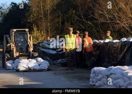 Conway, USA. 18th Sept 2018. September 18, 2018 - Conway, South Carolina, United States - South Carolina National Guard troops build a sandbag barrier on highway 501 along Lake Busbee in Conway, South Carolina on September 17, 2018. The nearby Waccama River continues to rise from Hurricane Florence rains and is flooding many roads in the Conway area. (Paul Hennessy/Alamy) Credit: Paul Hennessy/Alamy Live News Stock Photo
