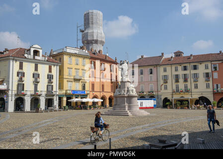 Vercelli, Italy - 8 September 2018: people walking on central Cavour square at Vercelli on Italy Stock Photo
