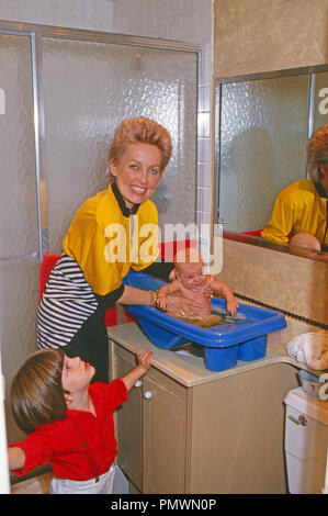 Erzherzogin Michaela von Habsburg mit Kindern in New York, USA 1987. Archduchess Michaela of Habsburg with the children at New York, USA 1987. Stock Photo