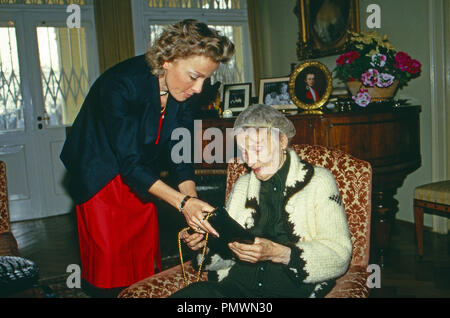 Erzherzogin Michaela von Habsburg mit ihrer Großmutter Zita, Österreich 1985. Archduchess Michaela of Habsburg with her grandmother Zita, Austria 1985. Stock Photo