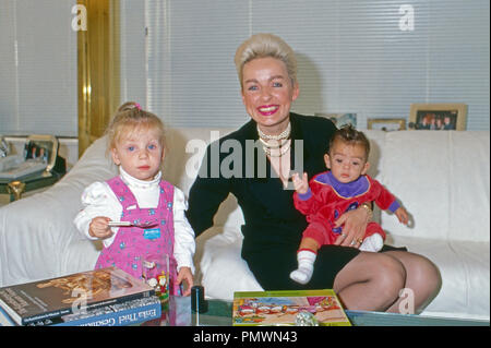 Erzherzogin Michaela von Habsburg mit Kindern in New York, USA 1987. Archduchess Michaela of Habsburg with the children at New York, USA 1987. Stock Photo