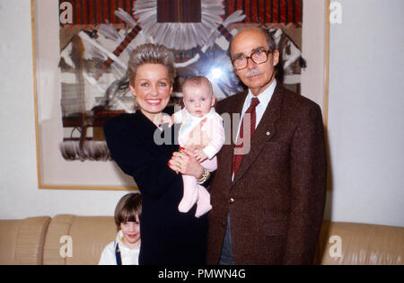 Erzherzogin Michaela von Habsburg mit ihrem Vater Otto und ihren Kindern in New York, USA 1987. Archduchess Michaela of Habsburg with her father Otto and her children at New York, USA 1987. Stock Photo