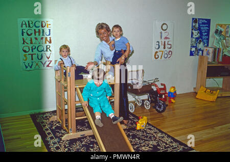 Erzherzogin Michaela von Habsburg mit Kindern in New York, USA 1987. Archduchess Michaela of Habsburg with the children at New York, USA 1987. Stock Photo