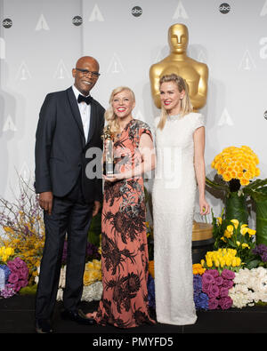 After winning the Oscar® in the category of Achievement in costume design for work on “The Great Gatsby”, Catherine Martin (center) poses with her Oscar® and Samuel L. Jackson (left) and Naomi Watts (right) for the press. The Oscars® are presented live on ABC from the Dolby® Theatre in Hollywood, CA Sunday, March 2, 2014.  File Reference # 32268 293  For Editorial Use Only -  All Rights Reserved Stock Photo