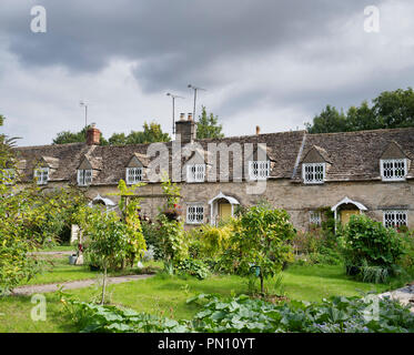 Row of cottages in the cotswold village of Calmsden, Cotswolds, Gloucestershire, England Stock Photo