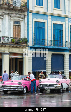 Street scene with classic cars, Havana, Cuba Stock Photo