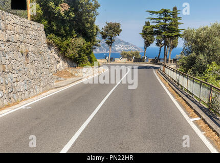 A winding and narrow road on the Amalfi Coast between Positano and Amalfi. Campania, Italy Stock Photo