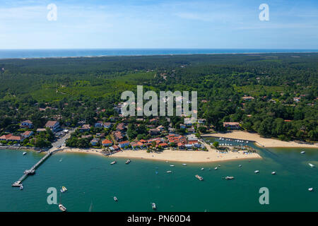 Lege-Cap-Ferret (south-western France): aerial view of the Cap Ferret peninsula. The village of Grand Piquey viewed from the inner part of the Arcacho Stock Photo