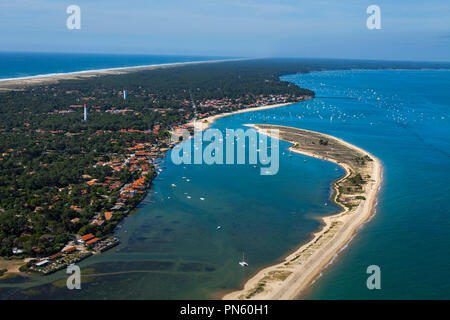 Lege-Cap-Ferret (south-western France): aerial view of the Cap Ferret peninsula. The narrow canal of Mimbeau and its sandbank viewed from the inner pa Stock Photo