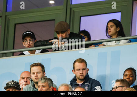 Manchester, UK. 19th Sep, 2018. Manchester City manager Pep Guardiola watches the UEFA Champions League Group match between Manchester City and Lyon at the Etihad Stadium on September 19th, 2018 in Manchester, England. | usage worldwide Credit: dpa/Alamy Live News Stock Photo