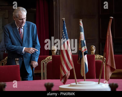 Potsdam, Brandenburg. 20th Sep, 2018. Milos Zeman, Czech President, visits the memorial to the Potsdam Agreement at Cecilienhof Castle and looks at the place of the former British Prime Minister Churchill during his state visit. Zeman is in Germany for a three-day state visit. Credit: Ralf Hirschberger/dpa/Alamy Live News Stock Photo