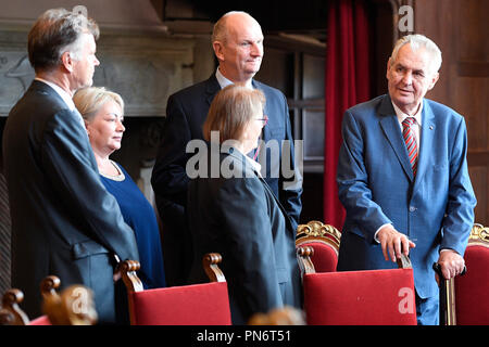 Potsdam, Germany. 20th Sep, 2018. Czech President Milos Zeman, right, and his wife Ivana Zemanova, second from left, meet Brandenburg Minister President Dietmar Woidtke, centre, at Cecilienhof Chateau (where the Potsdam Conference took place in the summer of 1945 after the WWII) in Potsdam, Germany, on Thursday, September 20, 2018. Credit: Ondrej Deml/CTK Photo/Alamy Live News Stock Photo