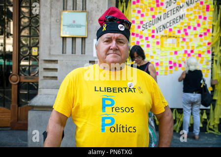 20 September 2018, Spain, Barcelona: Felix González Munuera wears a T-shirt with the slogan 'Freedom for political prisoners'. Under the motto 'We have been and will be again', people protest on the first anniversary of the referendum on independence from Catalonia. A demonstration coordinated by the Omnium Cultural and Catalan National Assembly organizations in 2017 marked the beginning of the Catalan crisis in the quest to secede Spain and in October last year led to the arrest of the two leaders Cuixart and Sánchez, who were accused of rebellion. Photo: Nicolas Carvalho Ochoa/dpa Stock Photo