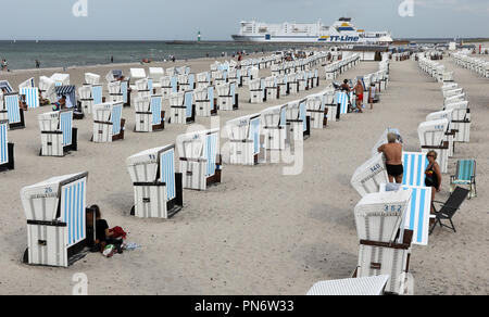20 September 2018, Mecklenburg-Western Pomerania, Rostock: Few beach chairs are still in use. In the coming days clouds, wind and colder temperatures are expected. Photo: Bernd Wüstneck/dpa-Zentralbild/dpa Stock Photo