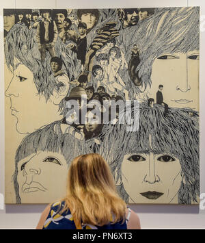 20 September 2018, Hamburg: A visitor to the Reeperbahn Festival sees in the exhibition: 'Klaus Voormann - It all starts in Hamburg' the album cover of the English band Beatles' album 'Revolver' by Voormann, known as the fifth Beatle. The music festival will take place from 19 to 22 September in the Hanseatic city. Photo: Axel Heimken/dpa Stock Photo