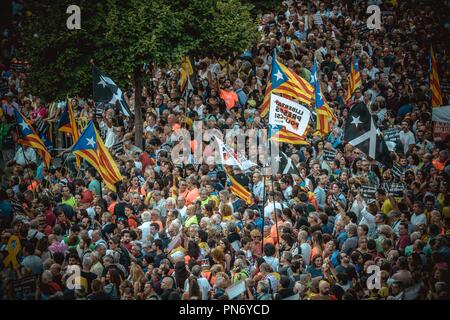 Barcelona, Spain. 20 September, 2018:  Catalan separatists gather in front of the Catalan Economy Ministry in support of the Catalan Republic at the anniversary of a police operation in several Catalan ministries in the run-up of the 2017's banned referendum on secession at October 1st. Credit: Matthias Oesterle/Alamy Live News Stock Photo