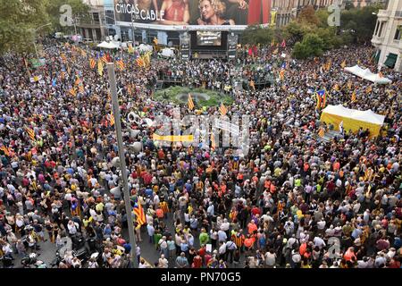 Barcelona, Catalonia, Spain. 20th Sep, 2018. Thousands of people gather at the Economy headquarters to demand the protests of 2017 20 September The independence entities National Assembly of Catalonia and Cultural hanmnium have called the mobilization Participate the Presidents of the Government of Catalonia and the Parliament of Catalonia, Quim Torra and Roger Torrent Aerial view of the concentration of people attending .The independence entities of the National Assembly of Catalonia have mobilized to protest against the Presidents of the Government of Catalonia and its Parliament, Qu Stock Photo