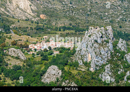 The village Rougon at the entrance to the Gorges du Verdon / Verdon Gorge canyon, Alpes-de-Haute-Provence, Provence-Alpes-Côte d'Azur, France Stock Photo