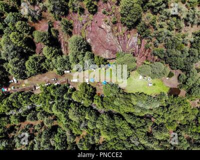 Vista aerea de paisaje rural y campamento Expedición Discovery Madrense  en el medio del bosque. rancho La Presita en La Mesa Tres Rios, Sonora Mexico Stock Photo