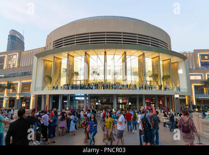 The Apple Store Dubai Mall Stock Photo 214058993 Alamy