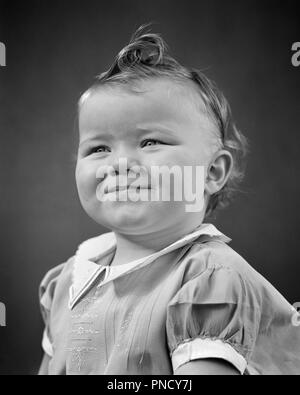 1940s PORTRAIT BABY GIRL SMILING SQUINTY EYES CURL ON TOP OF HEAD WHITE COLLAR AND CUFF DRESS - b17992 HAR001 HARS BLACK AND WHITE CAUCASIAN ETHNICITY HAR001 OLD FASHIONED Stock Photo
