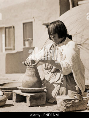 1930s NATIVE AMERICAN INDIAN WOMAN ARTIST MAKING POTTERY SAN ILDEFONSO PUEBLO NEW MEXICO USA - i1568 HAR001 HARS B&W NORTH AMERICA CLAY PRIDE CERAMIC OCCUPATIONS STYLISH COIL NATIVE AMERICAN PUEBLO SAN ILDEFONSO CREATIVITY MID-ADULT NEW MEXICO BLACK AND WHITE HANDMADE HAR001 INDIGENOUS NM OLD FASHIONED POTTER Stock Photo