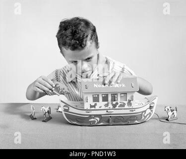 1940s BOY PLAYING WITH NOAH’S ARC PULL TOY - j10034 HAR001 HARS OLD FASHIONED Stock Photo