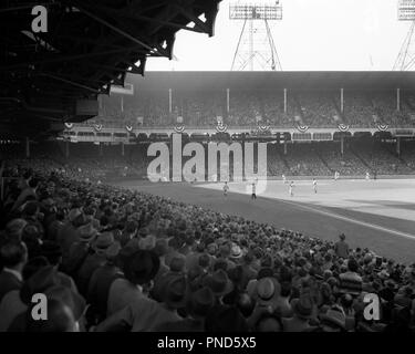 1940s 1947 BROOKLYN DODGERS BASEBALL PLAYER JACKIE ROBINSON WHO BROKE THE  BASEBALL COLOR BARRIER STANDING LOOKING AT CAMERA Stock Photo - Alamy