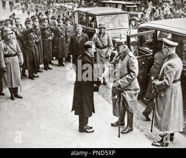 1930s JANUARY 30 1933 ADOLF HITLER NEW CHANCELLOR OF GERMANY GREETS GERMAN PRESIDENT PAUL VON HINDENBURG - q72071 CPC001 HARS VICTORY STRATEGY JANUARY EXCITEMENT LEADERSHIP POWERFUL DIRECTION OPPORTUNITY AUTHORITY OCCUPATIONS POLITICS SHAKING HANDS NAZI ADOLF HITLER ELDERLY MAN GREETS 1933 BLACK AND WHITE CAUCASIAN ETHNICITY CHANCELLOR OLD FASHIONED Stock Photo